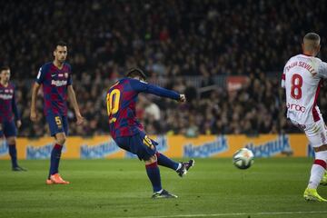 Recibió el balón cerca del pico derecho del área, levantó la cabeza y puso el balón en la escuadra contraria. Golazo de Leo Messi.