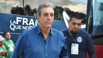 El director técnico de Chivas reveló que durante la pretemporda internacional del Rebaño, Bruno Lage, estratega del Benfica de Portugal, preguntó por el atacante mexicano.