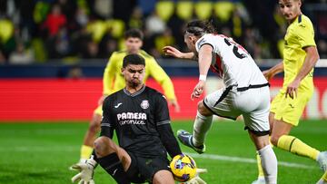 VILLARREAL (CASTELLÓN), 18/12/2024.- El lateral del Rayo luis Espino (c) chuta ante el portero Luiz Lucio (i), del Villarreal, durante el partido de LaLiga que Villarreal CF y Rayo Vallecano disputan este miércoles en el estadio de La Cerámica. EFE/Andreu Esteban