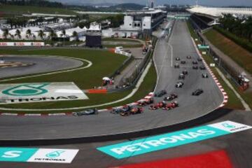 Lewis Hamilton lidera el grupo en el inicio del Gran Premio de Malaisia en el Circuito Internacional de Sepang.