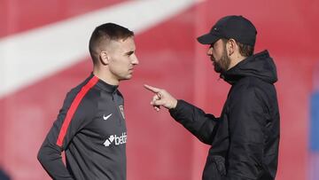 Marko Rog recibe instrucciones de Mach&iacute;n en el entrenamiento del Sevilla.