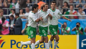 Foto de acción durante el partido Japón 1-2 Mexico, correspondiente a la fase de grupos -B- de la Copa Confederaciones Alemania 2005. Francisco 'Kikín' Fonseca celebra su gol con Gonzalo Pineda y Jared Borgetti.
19/06/2005/MEXSPORT/David Leah.