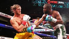 MIAMI GARDENS, FLORIDA - JUNE 06: Floyd Mayweather (R) exchanges blows with Logan Paul during their contracted exhibition boxing match at Hard Rock Stadium on June 06, 2021 in Miami Gardens, Florida.   Cliff Hawkins/Getty Images/AFP
 == FOR NEWSPAPERS, IN