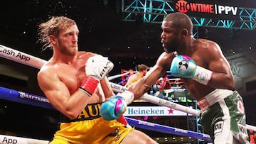 MIAMI GARDENS, FLORIDA - JUNE 06: Floyd Mayweather (R) exchanges blows with Logan Paul during their contracted exhibition boxing match at Hard Rock Stadium on June 06, 2021 in Miami Gardens, Florida.   Cliff Hawkins/Getty Images/AFP
 == FOR NEWSPAPERS, IN