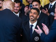 WASHINGTON DC (United States), 06/03/2026.- US President Donald Trump greets Inter Miami player Luis Suarez (C) as he welcomes the Major League Soccer Champions, Inter Miami CF, to the East Room of the White House in Washington, DC, USA, 05 March 2026. Trump spoke about Iran at the top of the event, saying the Iranian people should take up arms and take back their country. (Liga de Campeones) EFE/EPA/JIM LO SCALZO
