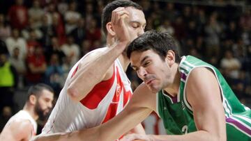 ADC02. BELGRADO (SERBIA), 03/02/2018.- El jugador del Unicaja Carlos Suárez (dcha) pelea por el control del balón con el jugador del Estrella Roja Stefan Jankovic, durante el partido de la Euroliga de baloncesto disputado en Belgrado, Serbia