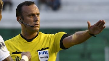 Argentina&#039;s referee Dario Herrera gestures during the Copa Sudamericana football match between Bolivia&#039;s Blooming and Ecuador&#039;s Emelec at Ramon Aguilera Costas stadium, in Santa Cruz, Bolivia, on February 06, 2020. (Photo by AIZAR RALDES / 