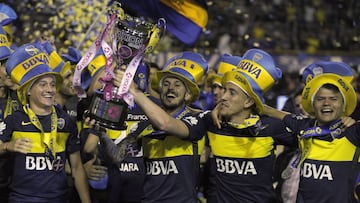 Boca Juniors footballers celebrate with the trophy after defeating Union and winning Argentina's first division football championship at La Bombonera stadium in Buenos Aires, on June 25, 2017.
Boca Juniors became champion of Argentina before playin