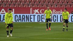 Los jugadores del Real Zaragoza se lamentan tras el 1-0 del Girona. 