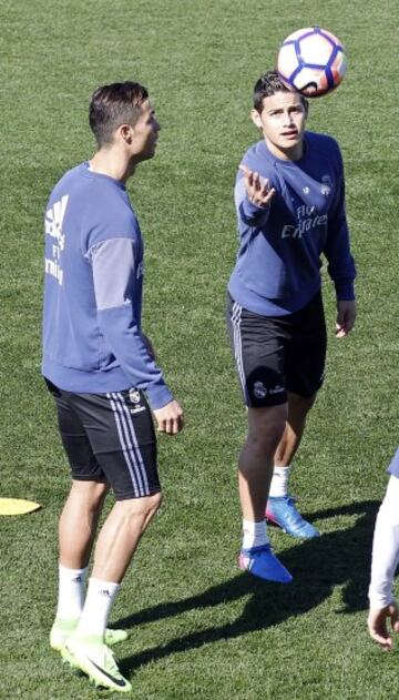Gran ambiente entre los jugadores del Real Madrid durante el entrenamiento.