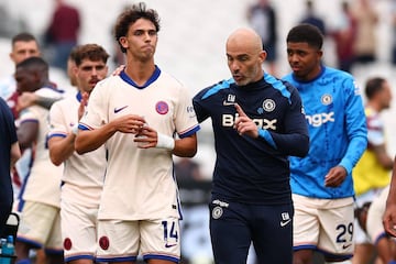 Enzo Maresca, entrenador del Chelsea, da indicaciones a João Félix tras el partido ante el West Ham.