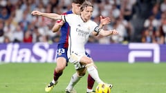 Luka Modric, presionado por Cubarsí durante el Clásico que enfrentó a Real Madrid y Barcelona el domingo en el Bernabéu.