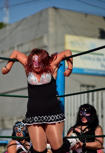 En Tepito, un barrio de Ciudad de México, se ha celebrado un campeonato de lucha al aire libre que busca promover el deporte entre los jóvenes para alejarlos de la criminalidad.