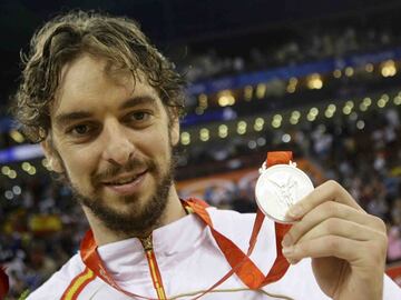 Gasol lo ha ganado casi todo en su carrera; sólo le han quedado dos cuentas pendientes: la Euroliga y el oro olímpico. EE UU ha sido una auténtica pesadilla para España en los Juegos. En Atenas 2004 y Tokio 2020, la Selección cayó ante el USA Team en cuartos de final; en Río 2016 fue en semifinales y en Pekín 2008 y Londres 2012, en el partido por el oro. En la primera de aquellas dos finales, la Selección estuvo muy cerca, pero al final 118-107 para la primera de las dos platas olímpicas que se ha colgado esta generación. 