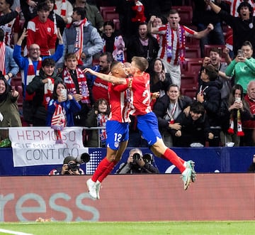 3-1. Samuel Lino celebra con Pablo Barrios el gol que marca en el minuto 84 de partido.