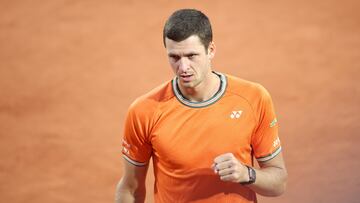 Paris (France), 31/05/2024.- Hubert Hurkacz of Poland gestures during his men's singles third round match against Denis Shapovalov of Canada at the French Open Grand Slam tennis tournament at Roland Garros in Paris, France, 31 May 2024. (Tenis, Abierto, Francia, Polonia) EFE/EPA/CHRISTOPHE PETIT TESSON