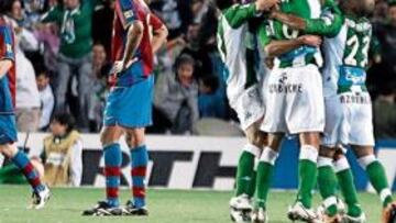 <b>NO SE LO CREÍAN. </b>La remontada del Betis dejó a los jugadores del Barcelona con la mirada perdida. Iniesta y Henry se muestran desolados, mientras el Betis se abraza.