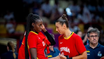 Awa Fam y Raquel Carrera, pívots de la Selección, en la previa de las semifinales del Eurobasket 2025 ante Francia.