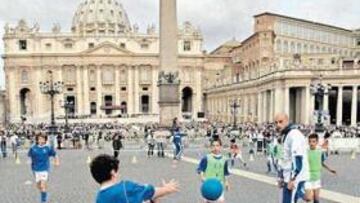 <b>CANTERA. </b>Varios chicos juegan al fútbol en la explanada de la Plaza de San Pedro, en El Vaticano.