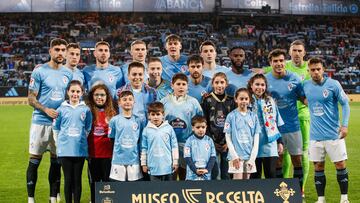 La formación inicial del Celta posa con jóvenes aficionados del conjunto vigués antes del inicio del encuentro con el Almería en Balaídos.