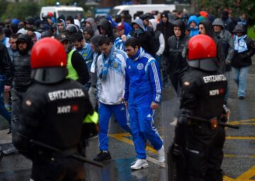 Cordón de seguridad para los ultras del Olympique en las inmediaciones del estadio de San Mamés.