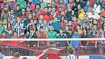 <b>¡VAYA DEFENSA! </b> El gol de David López, no celebrado por la grada, vino de un desajuste defensivo.