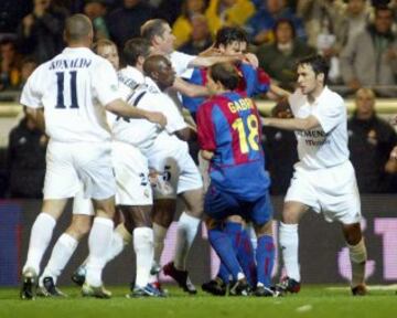 Durante el clásico de 2003 el francés propició un manotazo al asturiano.