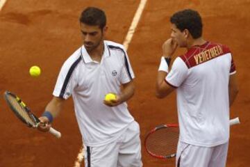 La dupla venezolana en el partido de dobles.