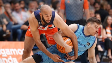 El alero del Leyma Coruña Yunio Barrueta disputa un balón con el del MoraBanc Andorra Chumi Ortega.