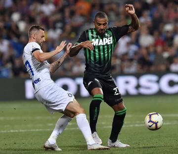 Kevin-Prince Boateng pelea un bal&oacute;n con Marcelo Brozovic en el Sassuolo-Inter de la primera jornada de la Serie A.