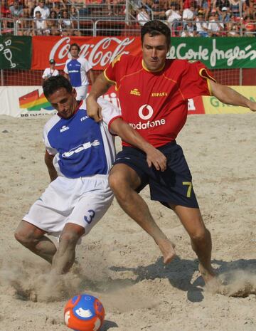 El delantero espa?ol que milit en el FC Barcelona del Dream Team bajo las rdenes de Johan Cruyff es uno ms de los exfutbolistas que se sum al Mundial de Ftbol Playa de Ro de Janeiro 2005. El combinado espa?ol fue segundo en fase de grupos superado por Brasil y cay en los cuartos de final ante la Francia de Cantona, que terminara siendo campeona. Su gran logro futbolstico fue la Copa de Europa que gan con el Bar?a en Londres en 1992, la primera de los culs. 