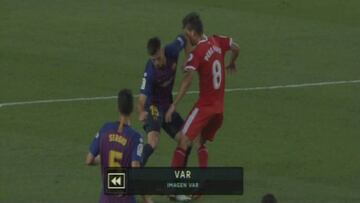 Codazo de Lenglet a Pere Pons que le costó la expulsión.