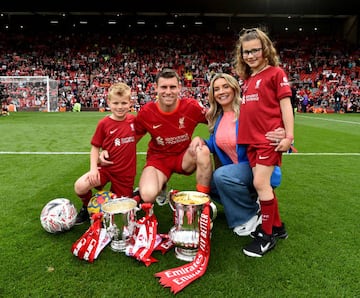 James Milner está casado con su novia de la infancia y juntos tienen dos hijos en común. Precisamente con ellos trata de hablar en castellano, un idioma que le encanta y del que se enamoró durante su etapa en el Manchester City: "Desde que nacieron solo les hablo en español". Ella, por su parte, sí les habla en inglés.