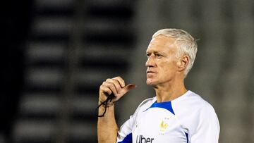 Didier Deschamps, al mando de un entrenamiento con Francia en la Copa del Mundo de Qatar.