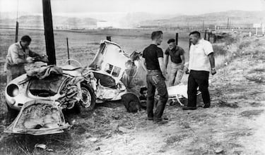 El actor es un icono americano que encarnó a la perfección el desencanto adolescente. Solo protagonizó tres películas ('Al este del edén', 'Rebelde sin causa' y 'Gigante'), pero ello le bastó para convertirse en leyenda. Era un gran aficionado a las carreras y participó en algunas como piloto, aunque la Warner le prohibió esa afición durante el rodaje de 'Gigante'. Fue en esa época cuando se compró el Porsche Spyder 550 con el que tendría el accidente de coche en el que falleció.