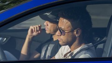 Neymar conduce uno de sus coches