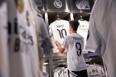 Tienda del Bernabéu con las camisetas de Mbappé.