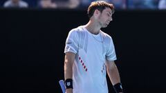 El tenista brit&aacute;nico Cameron Norrie se lamenta durante su partido ante Sebastian Korda en primera ronda del Open de Australia 2022.