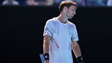 El tenista brit&aacute;nico Cameron Norrie se lamenta durante su partido ante Sebastian Korda en primera ronda del Open de Australia 2022.