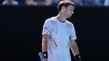 El tenista brit&aacute;nico Cameron Norrie se lamenta durante su partido ante Sebastian Korda en primera ronda del Open de Australia 2022.