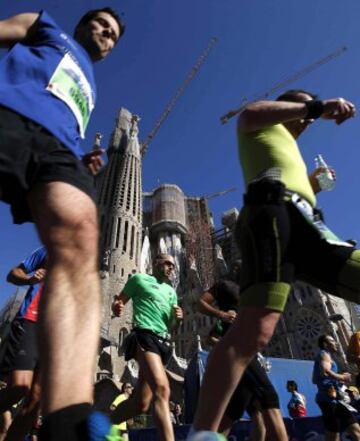 Un grupo de corredores pasan ante la Sagrada Familia durante la trigésimo cuarta edición del Maratón de Barcelona, en la que participan 17.830 atletas de 87 países, lo que la sitúa entre las cinco 'grandes' de Europa.