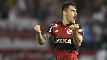 Brazilian Flamengo forward Felipe Vizeu celebrates his goal against Colombian Junior during their Copa Sudamericana semifinal second leg football match at Roberto Melendez stadium in Barranquilla, Colombia, on November 30, 2017. / AFP PHOTO / Luis Acosta
