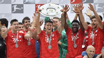 MAYO: James levanta el título de la Bundesliga 2018/19. La consiguió por segunda oportunidad consecutiva.