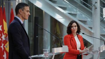 El presidente del Gobierno, Pedro S&aacute;nchez, y la presidenta de la Comunidad de Madrid, Isabel D&iacute;az Ayuso, ofrecen una rueda de prensa tras su reuni&oacute;n en la sede de la Presidencia regional