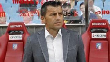 <b>CONTRARIADO. </b>Djukic delante del banquillo del Atlético, antes de ser expulsado.