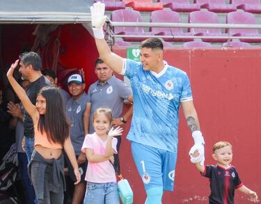 El drama del arquero líder de la B: “A mi hija hubo que operarla de un tumor, se podía ramificar”