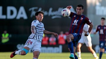 Gómez trata de despejar el balón en el choque ante el Eldense.