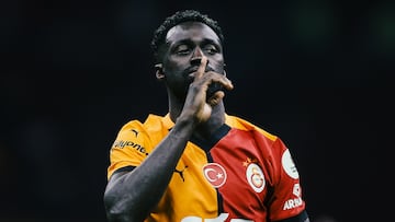 ISTANBUL, TURKEY - SEPTEMBER 17: Davinson Sanchez celebrates victory during the Turkish Super big match between Galatasaray and Gaziantep at Rams Park on September 17, 2024 in Istanbul, Turkey. (Photo by Ahmad Mora/Getty Images)