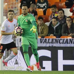 Diego Alves se crece contra el Madrid cuando pelea la Liga