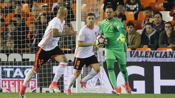 Diego Alves durante un partido con el Valencia.